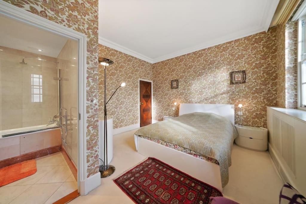 Three Bedroom Flat In Belgravia