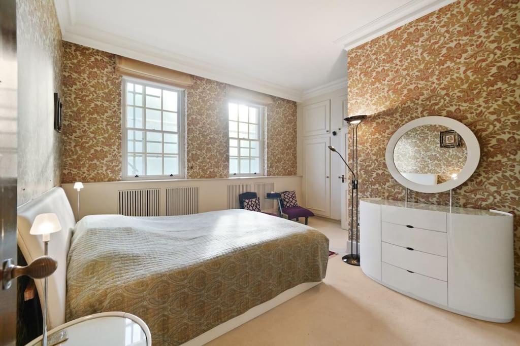 Three Bedroom Flat In Belgravia *