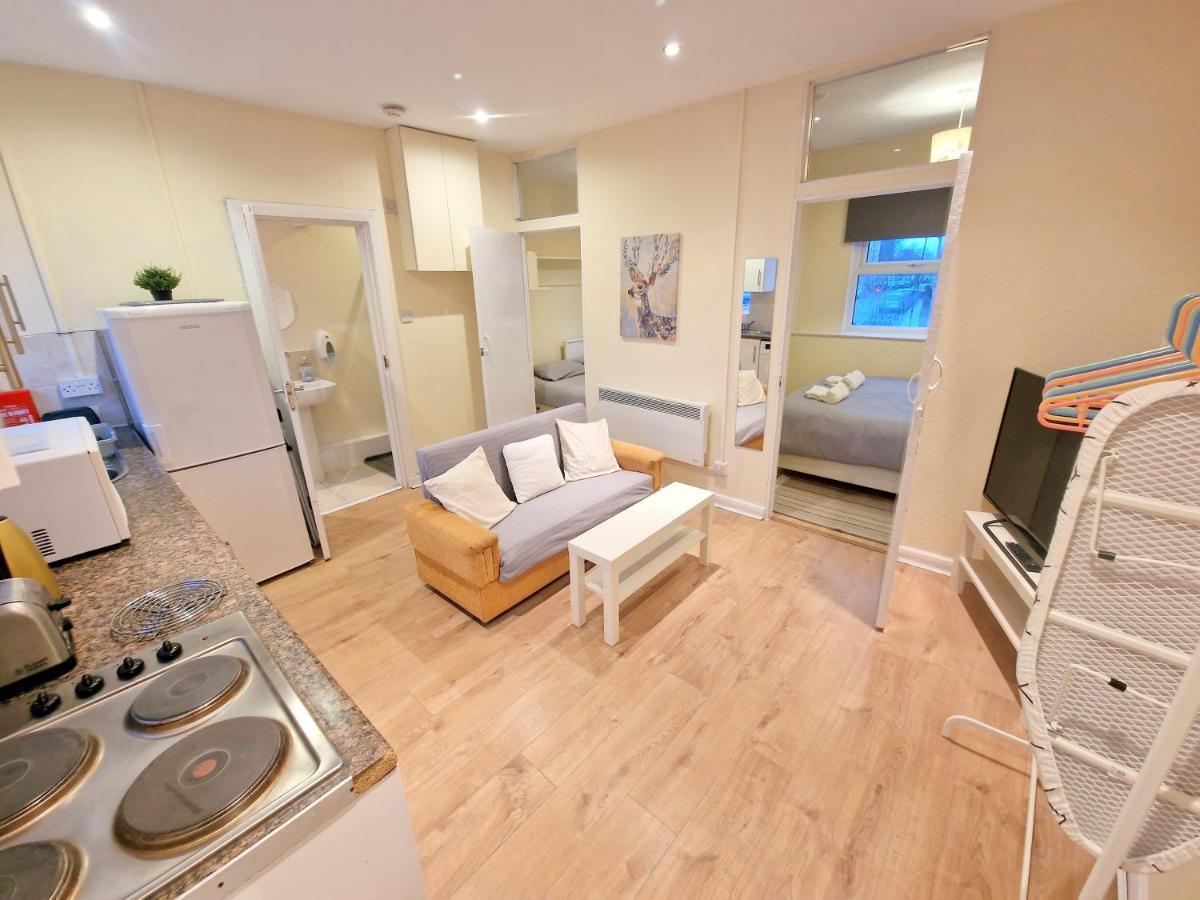 Leilighet Super Studio With Two Bedrooms - Five Minutes From The Station!
