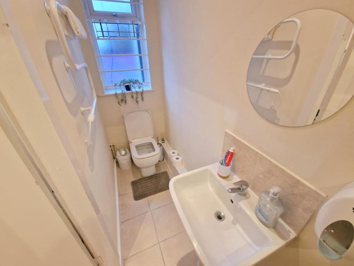 Leilighet Super Studio With Two Bedrooms - Five Minutes From The Station!