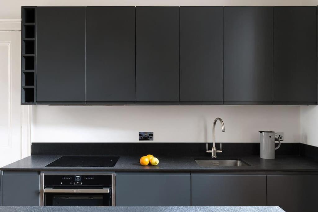 Stunning Notting Hill, 3 Bd, Fine Street, Garden Apartment *
