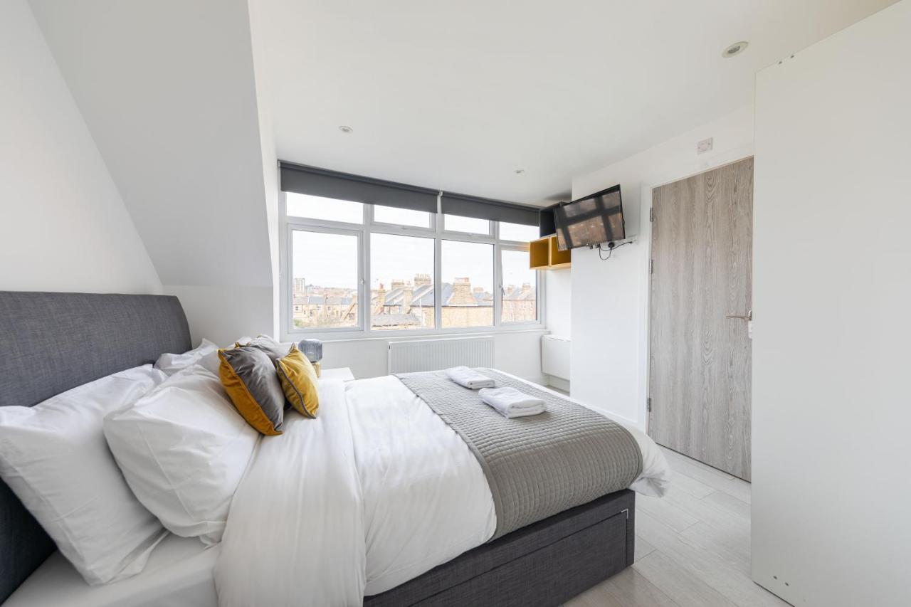 Cozy With Shared Kitchen And Laundry Area