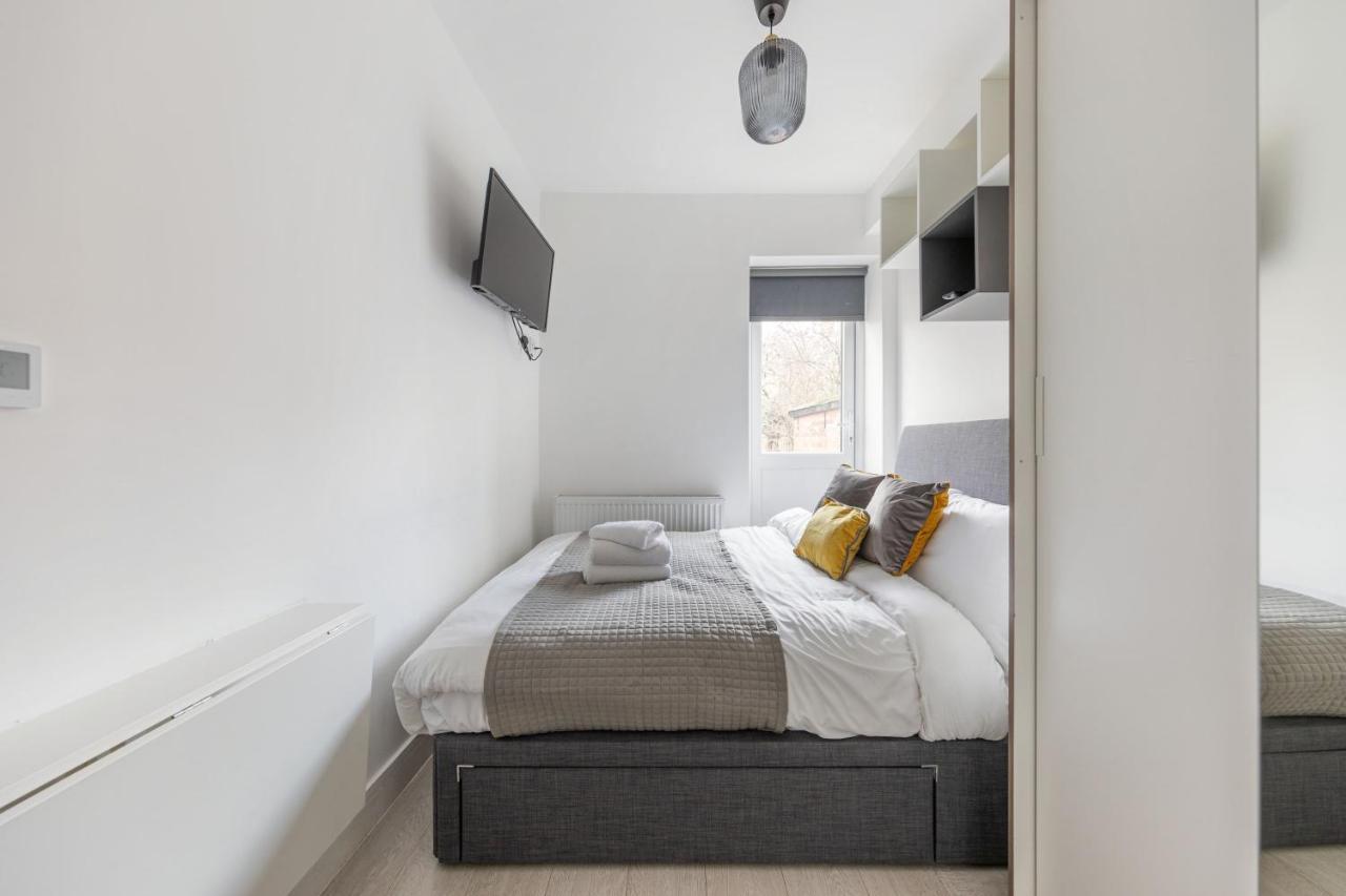 Apartment Functional Double With An Ensuite Toilet And Shower Near Tube And Bus Stations *
