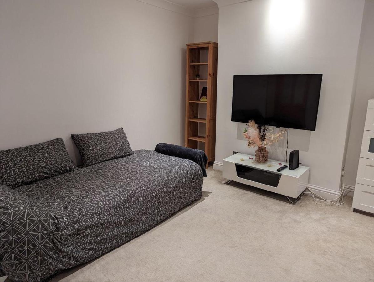 Apartment Fully-equipped Flat In The Of London. *