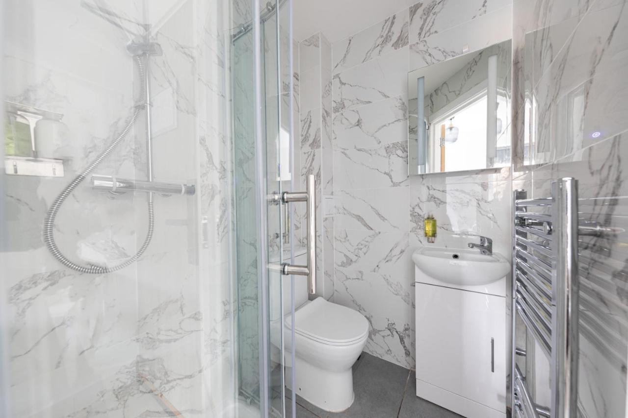 Apartment Functional Double With An Ensuite Toilet And Shower Near Tube And Bus Stations *