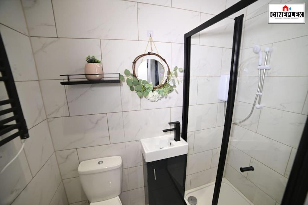 Apartment Double Bed Studio Flat With Netflix Flat B Unit C2 Wifi Disney By Cineplex Short Lets Serviced
