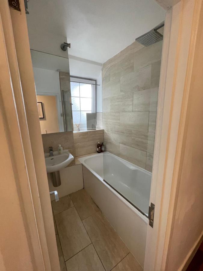 Spacious Flat Opposite The Oval * London