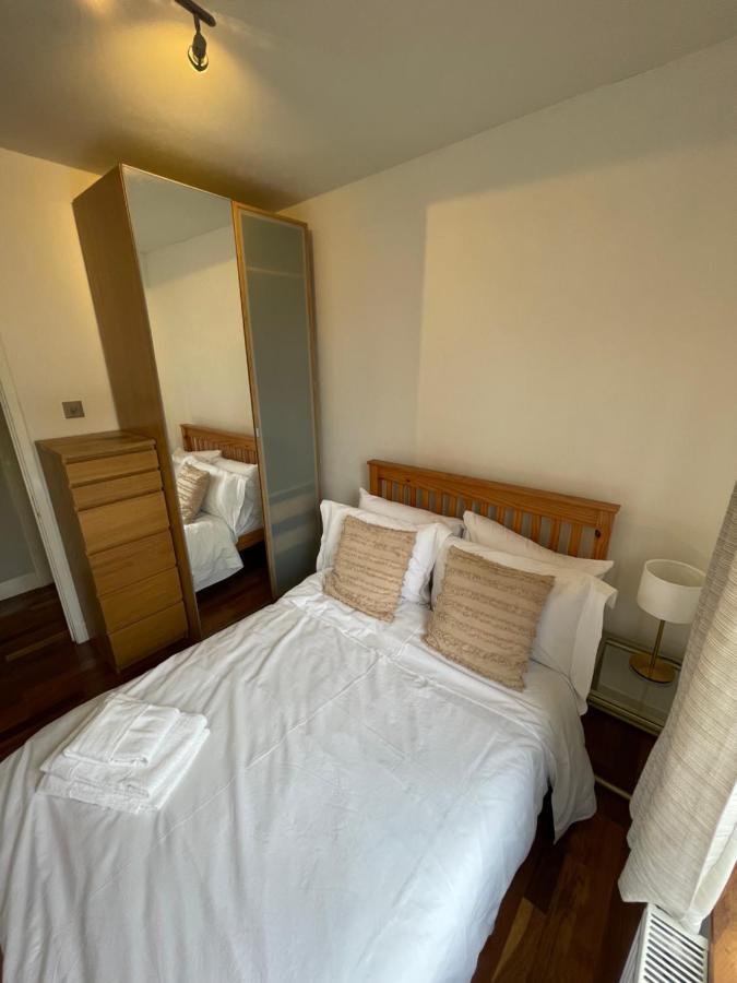 Spacious Flat Opposite The Oval London