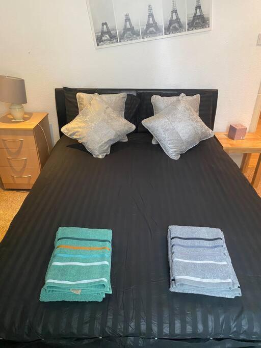 017- Premium Location 100 Penfold Place London