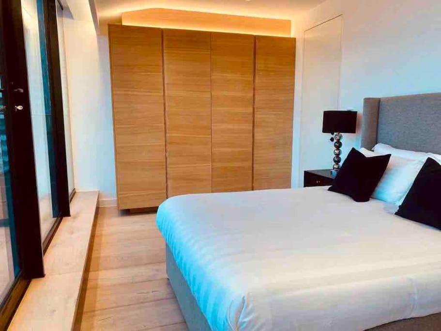 Large 3 Bed 3 Bathrooms Penthouse With Terrace And Views In Appartement Londen