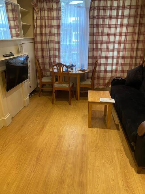 017- Premium Location 100 Penfold Place Leilighet