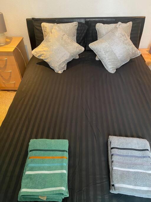 017- Premium Location 100 Penfold Place London