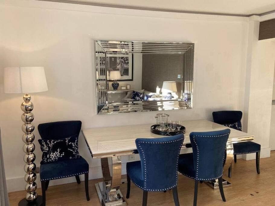 Knightsbridge Opposite Harrods Large Self Contained 1 Bedroom Appartement *