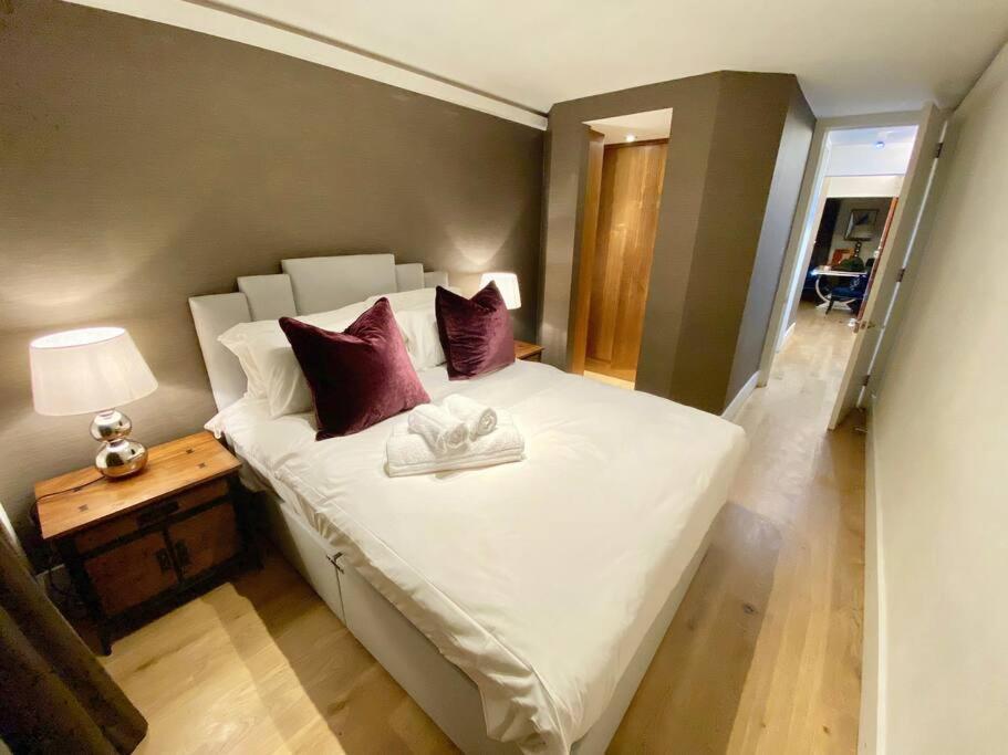 Knightsbridge Opposite Harrods Large Self Contained 1 Bedroom Appartement Londen