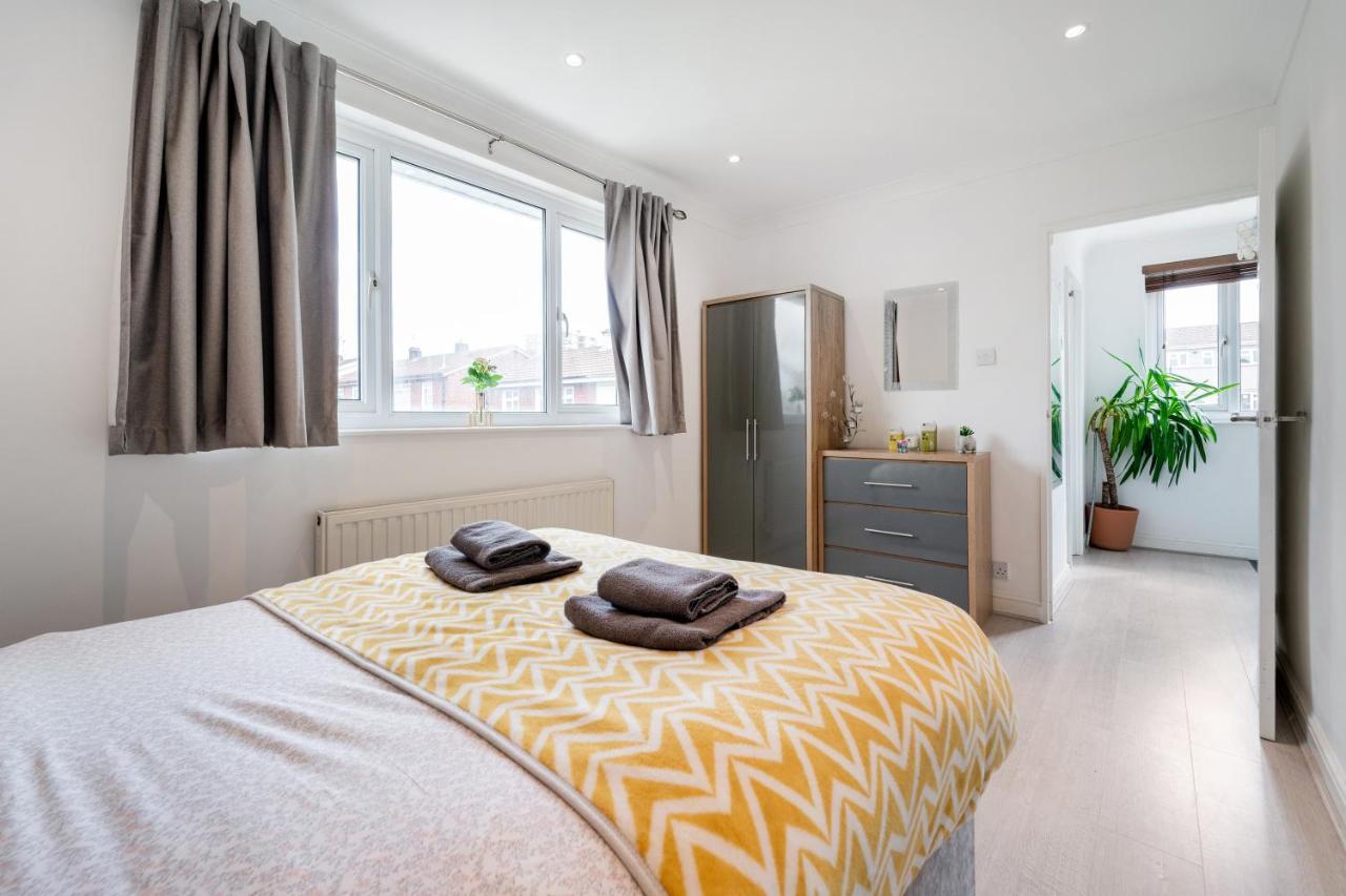 Dwellers Delight Living: Chigwell Family With Free Wi-fi & Parking