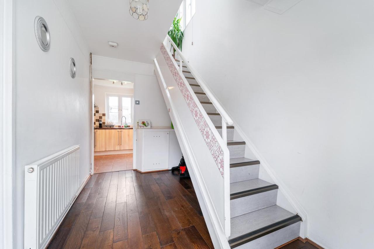 Dwellers Delight Living: Chigwell Family With Free Wi-fi & Parking Holiday home *