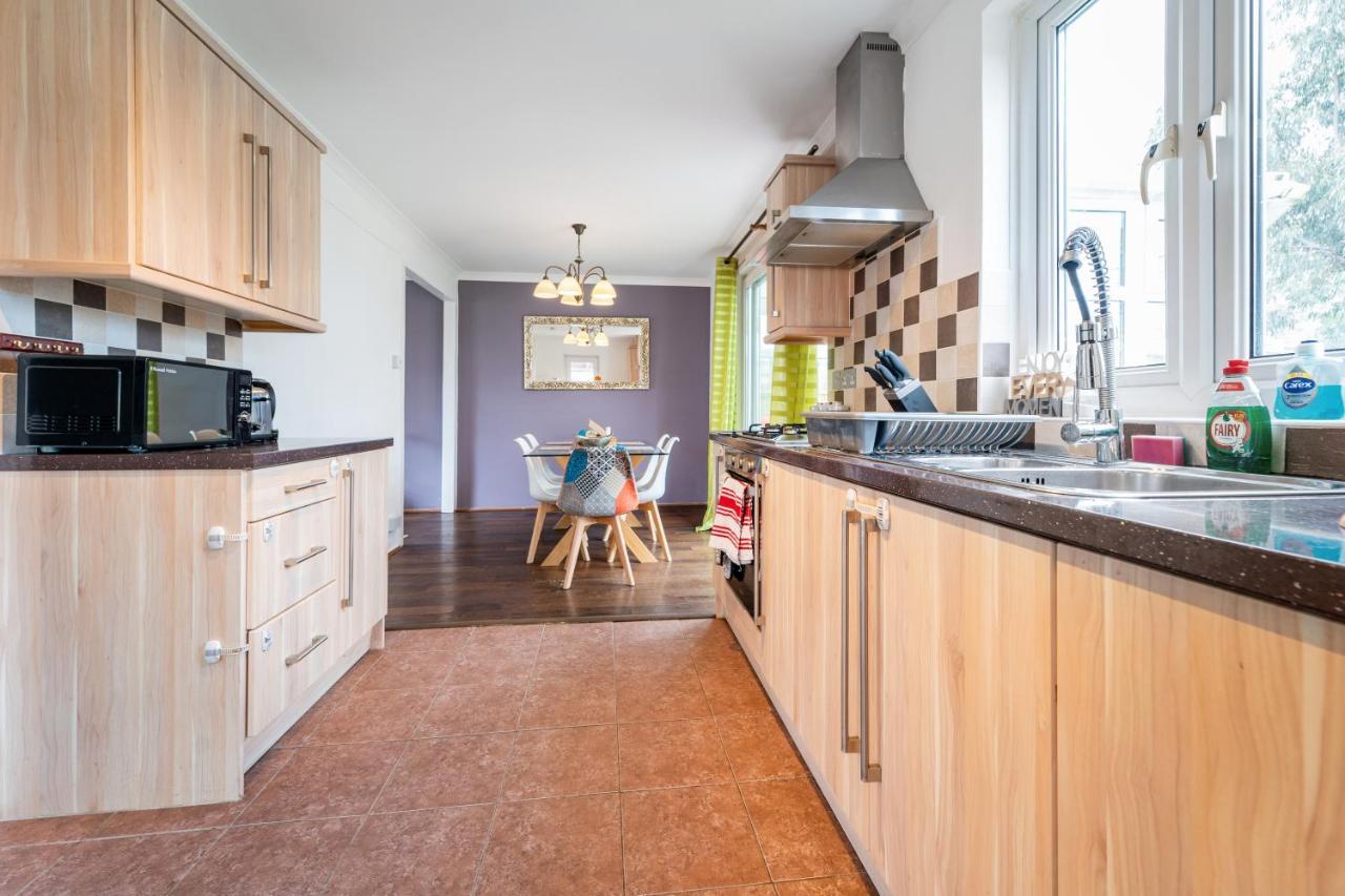 Dwellers Delight Living: Chigwell Family With Free Wi-fi & Parking *