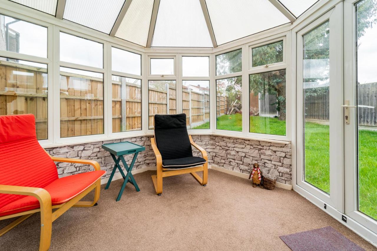 Dwellers Delight Living: Chigwell Family With Free Wi-fi & Parking Holiday home London