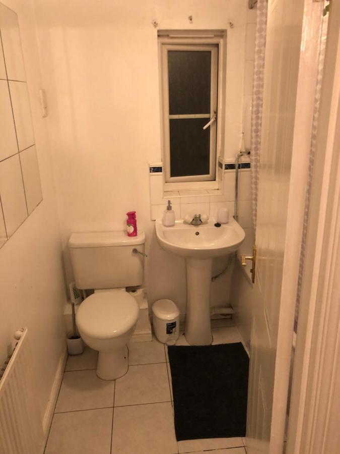 Lovely 3 Bed Semi Detached House With Off Street Parking Located In A Quiet Close Сasa de vacaciones