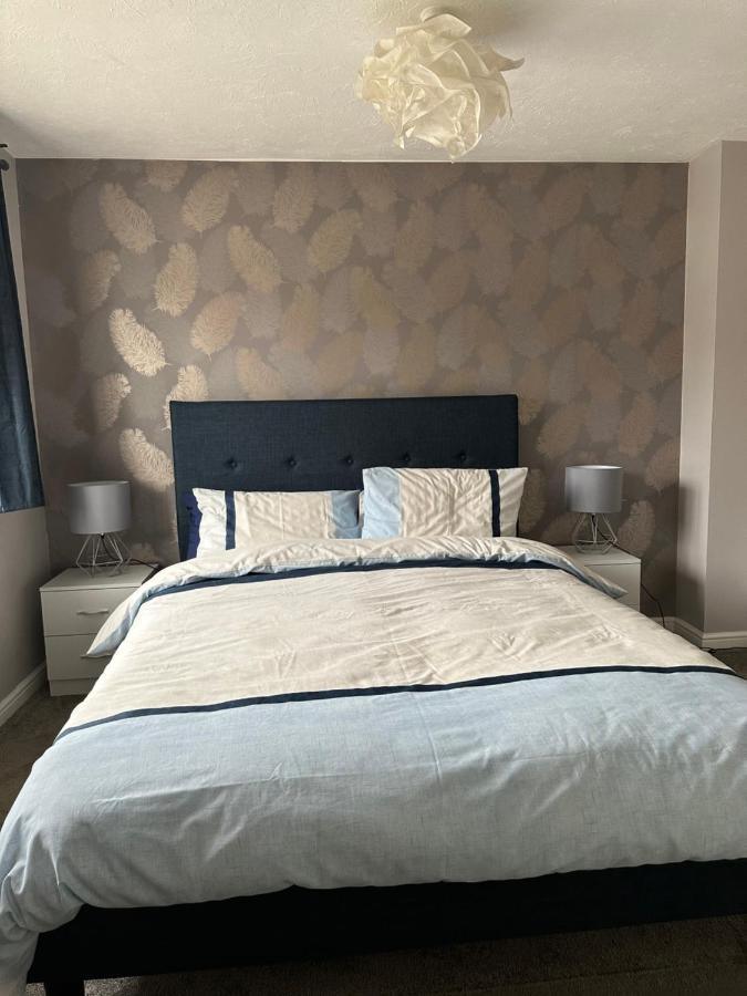 Lovely 3 Bed Semi Detached House With Off Street Parking Located In A Quiet Close Сasa de vacaciones