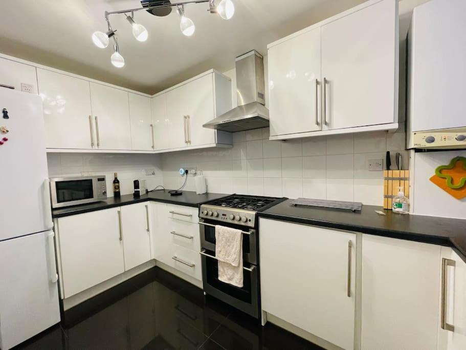 Apartment Cosy Spacious 2 Bedrooms With Dedicated Off Street Parking London