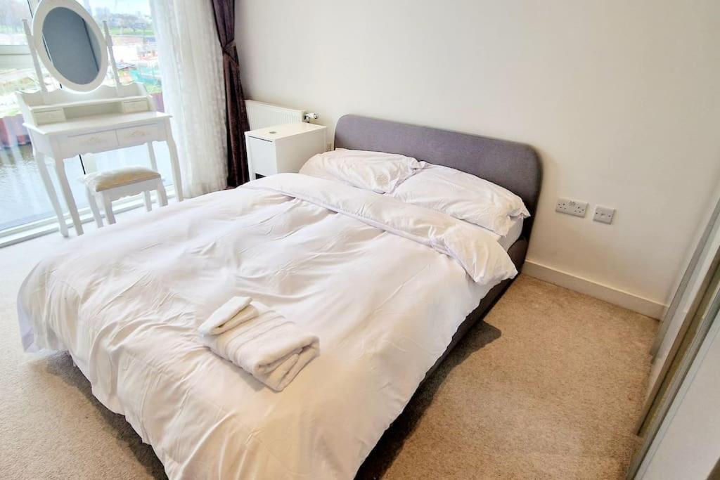 - Stunning Riverside Apartment London