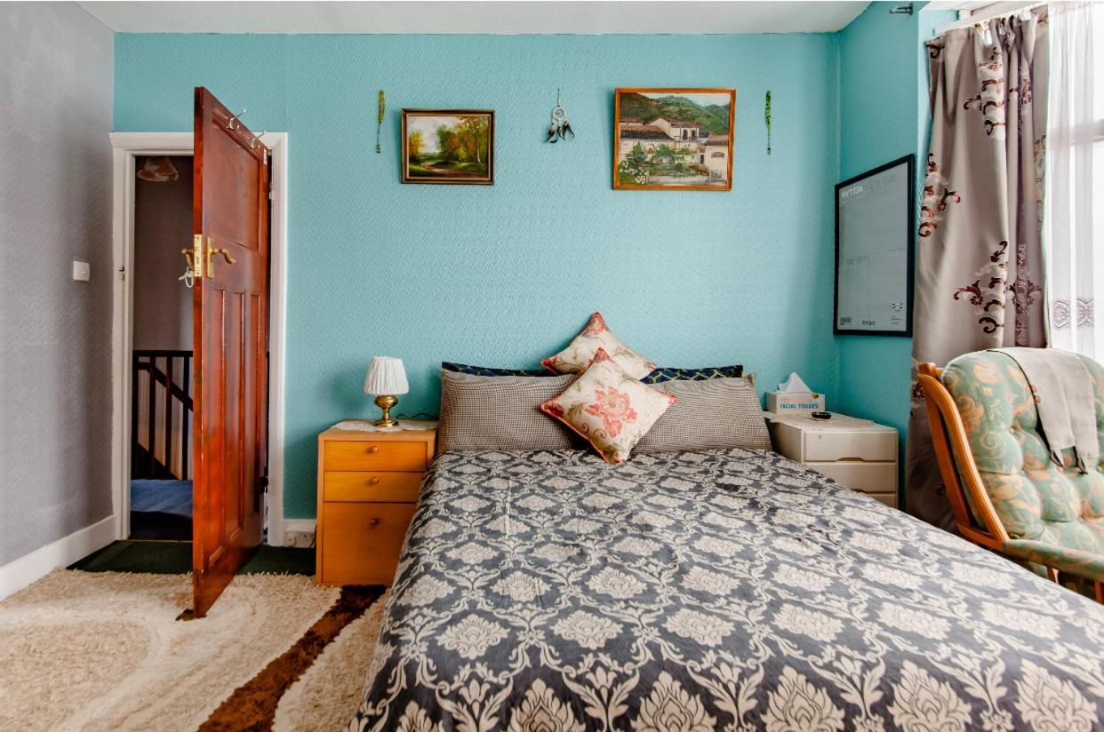 Master Bedroom In Victorian House Appartement *