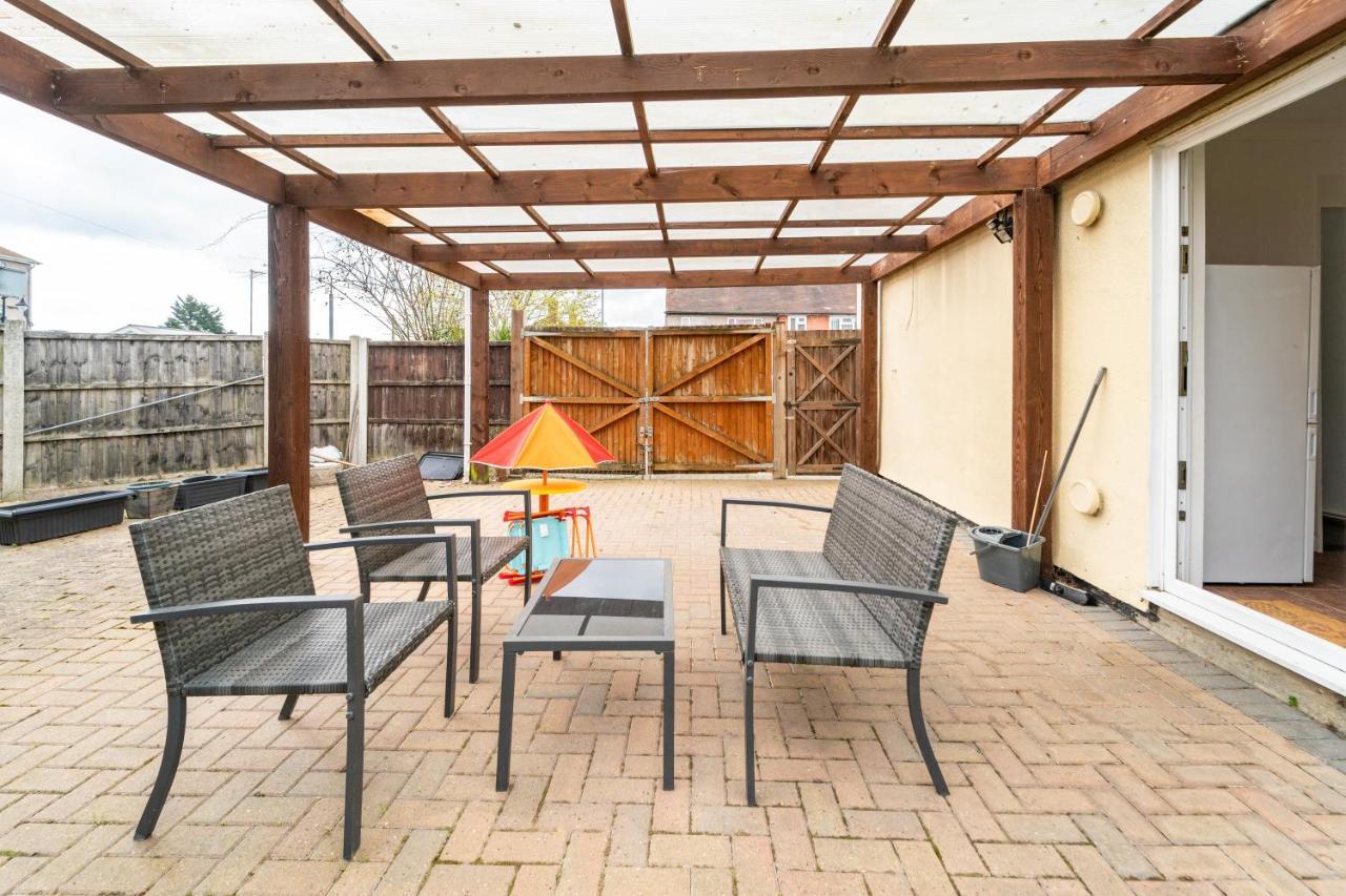 Dwellers Delight Living: Chigwell Family With Free Wi-fi & Parking Holiday home