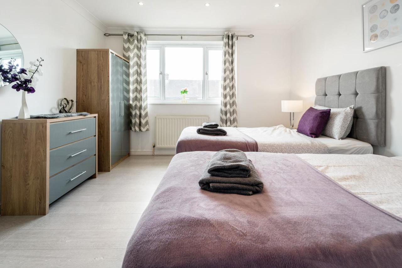 Dwellers Delight Living: Chigwell Family With Free Wi-fi & Parking Holiday home London