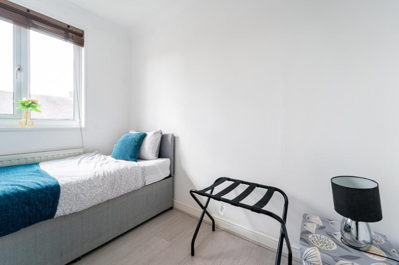 Dwellers Delight Living: Chigwell Family With Free Wi-fi & Parking *