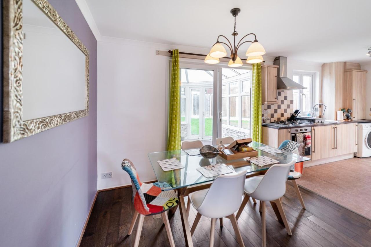 Dwellers Delight Living: Chigwell Family With Free Wi-fi & Parking *