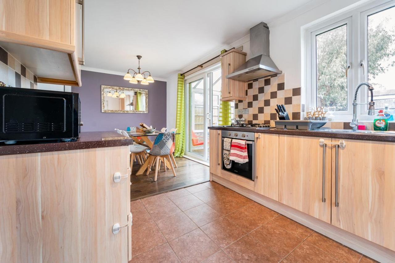 Dwellers Delight Living: Chigwell Family With Free Wi-fi & Parking Holiday home London