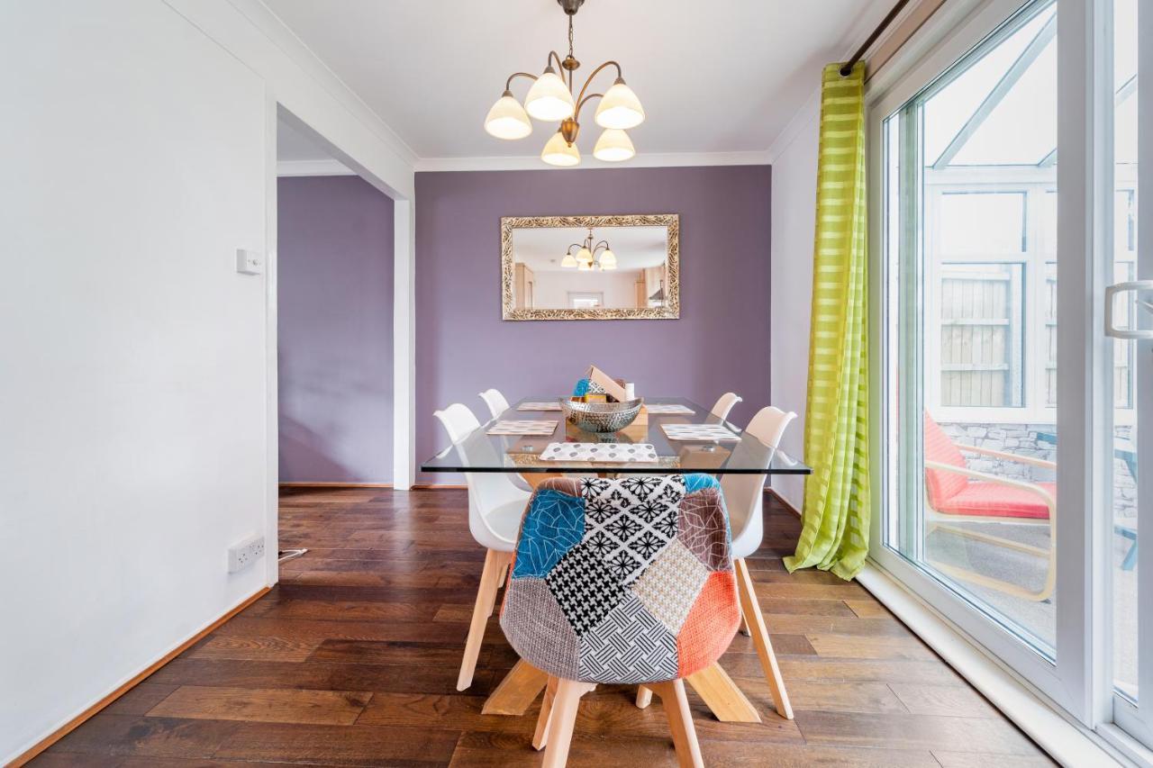 Dwellers Delight Living: Chigwell Family With Free Wi-fi & Parking