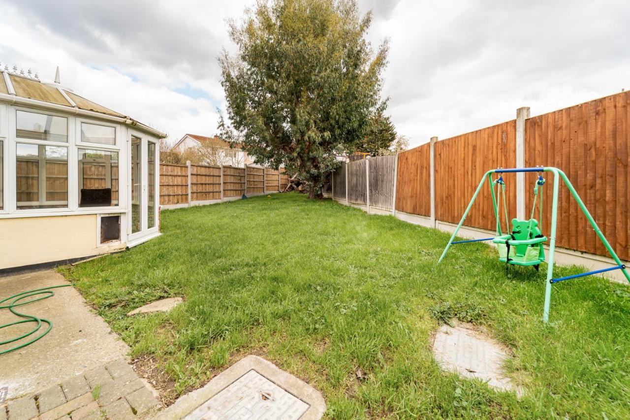Dwellers Delight Living: Chigwell Family With Free Wi-fi & Parking Holiday home *