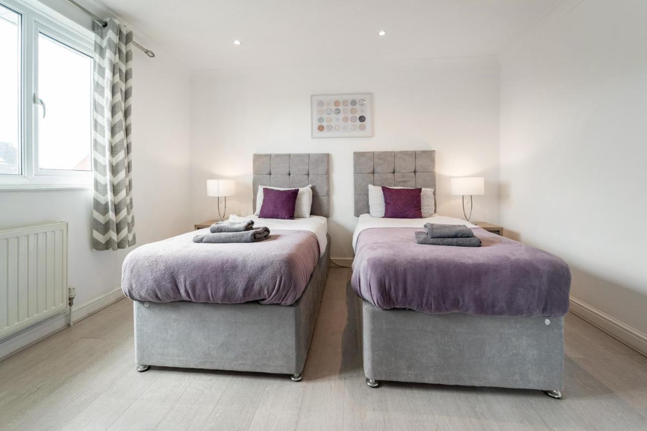 Dwellers Delight Living: Chigwell Family With Free Wi-fi & Parking *