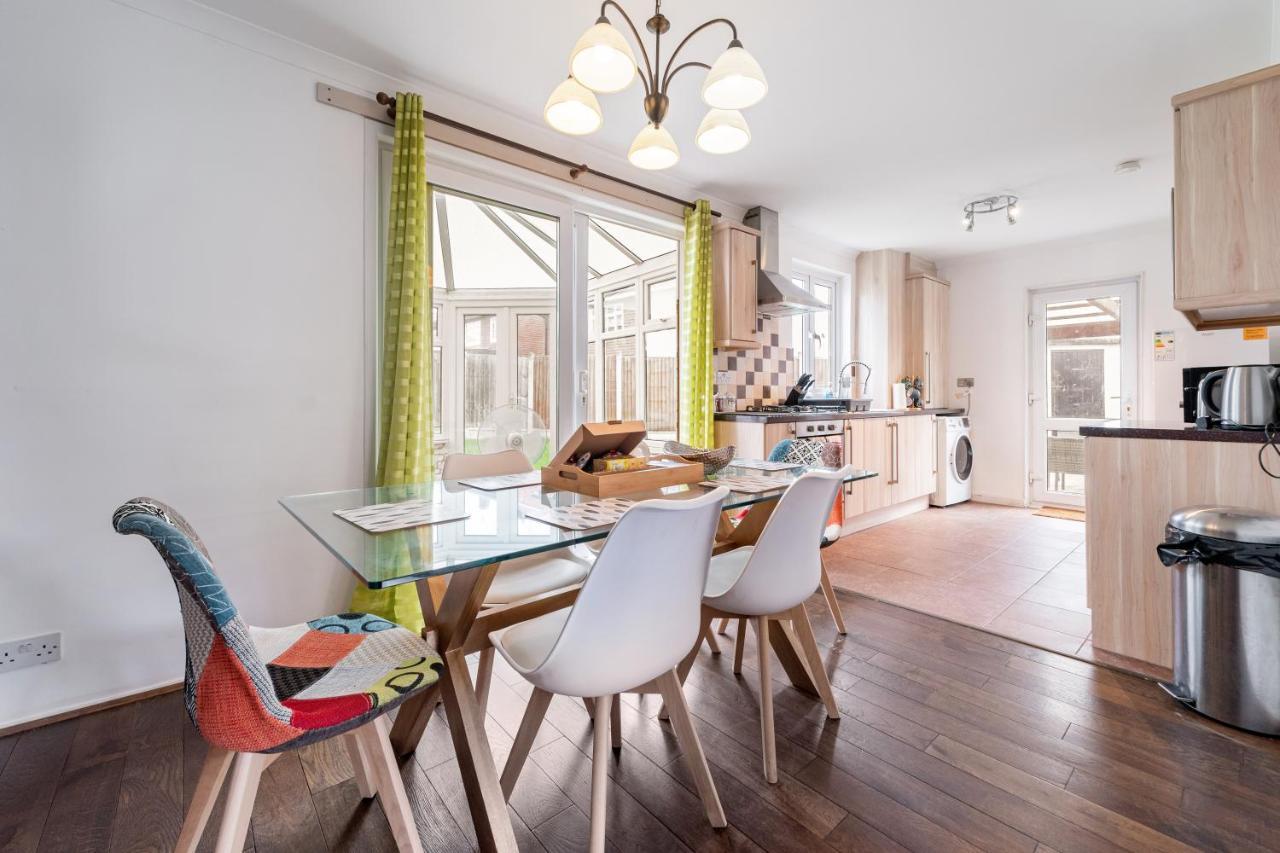 Holiday home Dwellers Delight Living: Chigwell Family With Free Wi-fi & Parking London