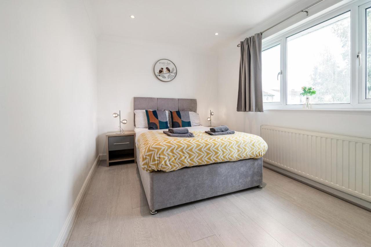 Dwellers Delight Living: Chigwell Family With Free Wi-fi & Parking