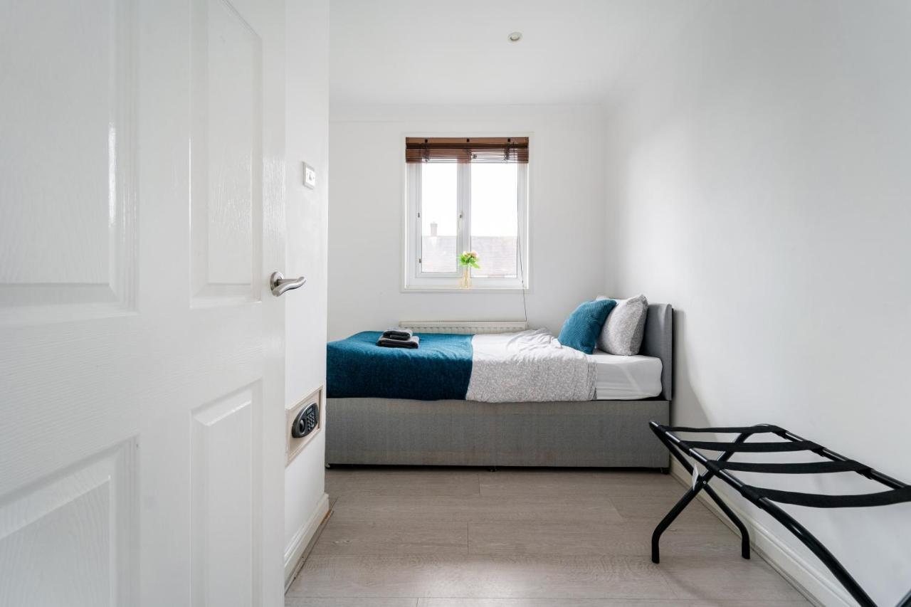 Dwellers Delight Living: Chigwell Family With Free Wi-fi & Parking * London