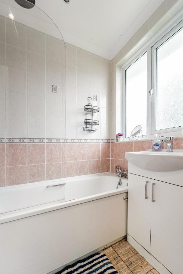 Dwellers Delight Living: Chigwell Family With Free Wi-fi & Parking *