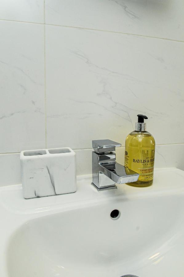 Luxury 5 Star - Parking, Garden, Nr Greater Metro Stations *