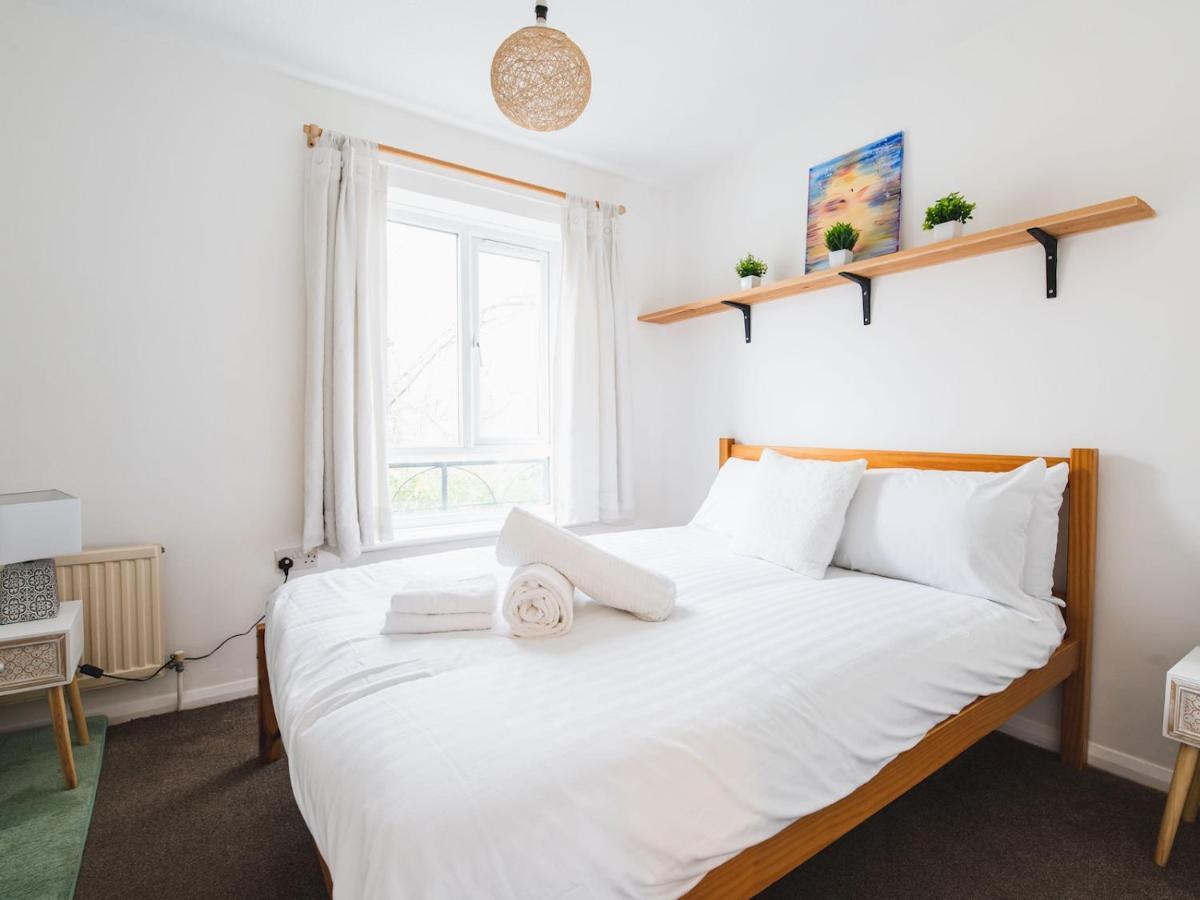 Pass The Keys Cosy Se House Near Tube Line London