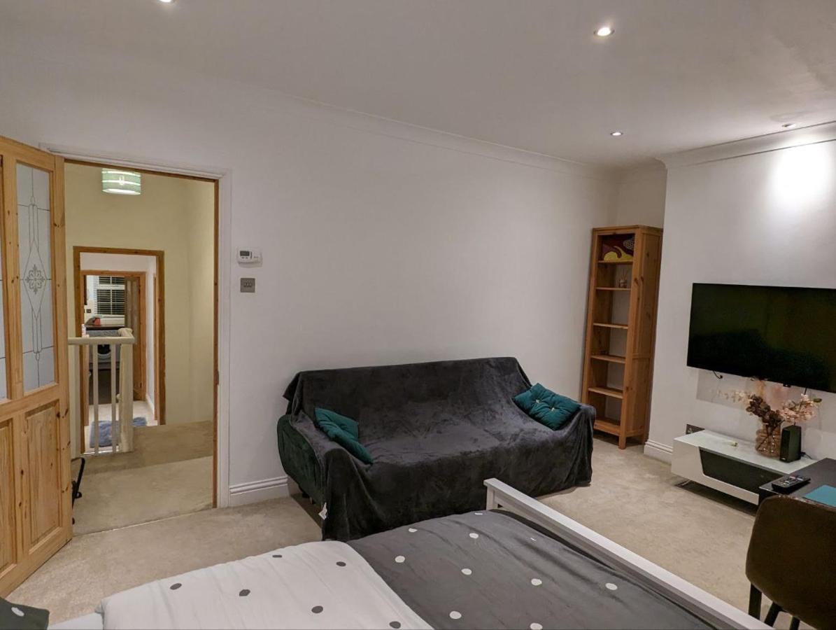 Apartment Fully-equipped Flat In The Of London. *