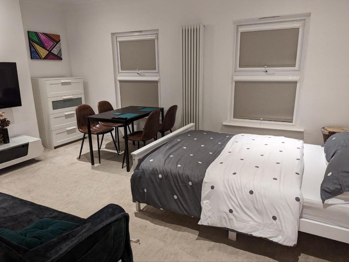 Apartment Fully-equipped Flat In The Of London. *