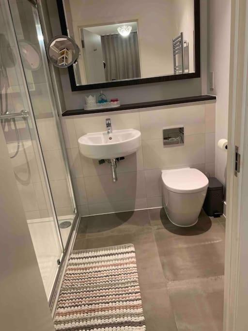 Appartement Lovely En-suite Flat With Balcony And Parking.
