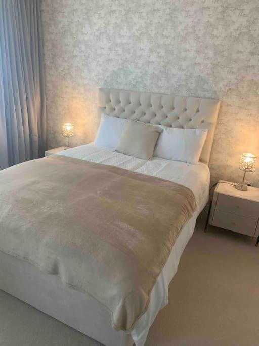 Lovely En-suite Flat With Balcony And Parking. Appartement Londen