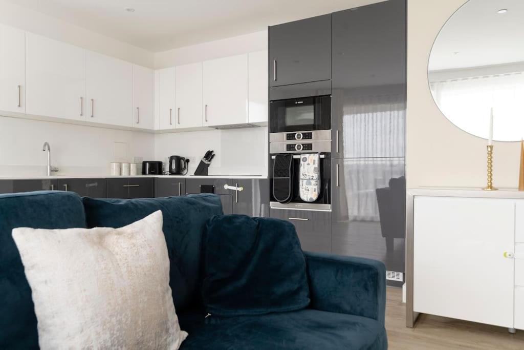 Lovely En-suite Flat With Balcony And Parking. Appartement Londen