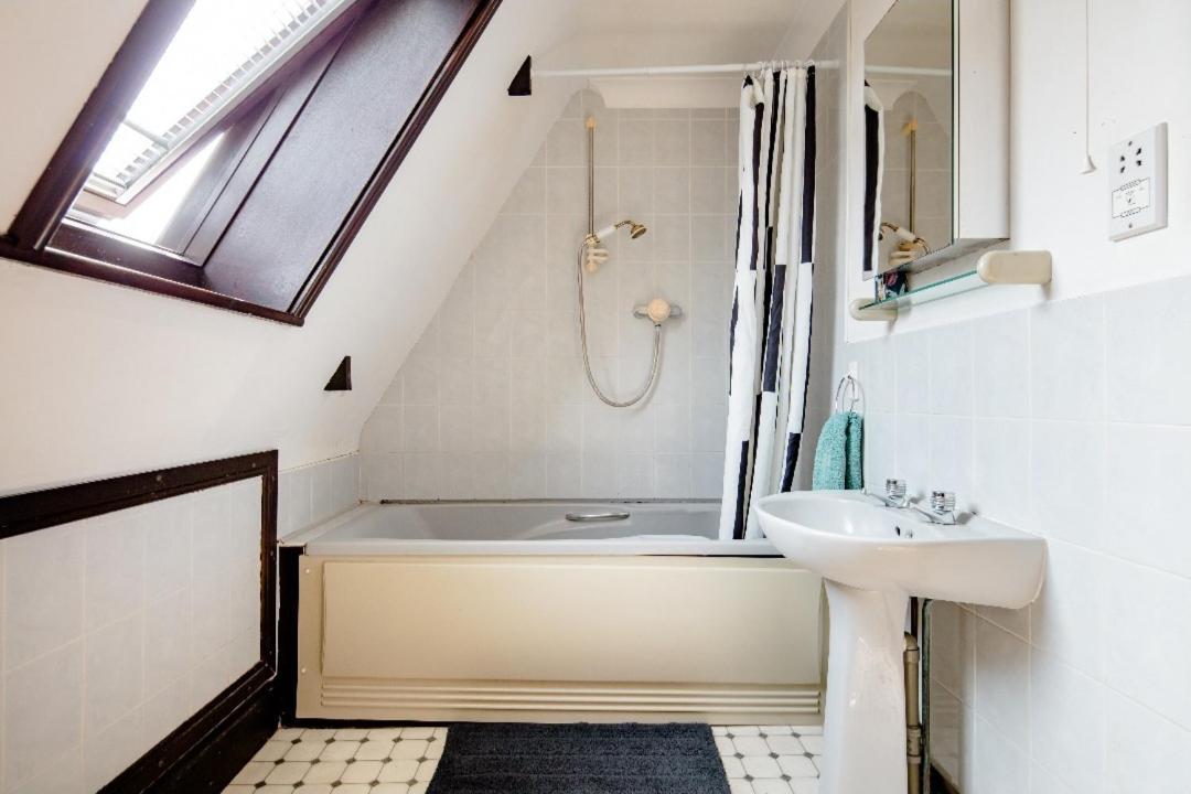 Spacious 2 Mins From Station Gasthof