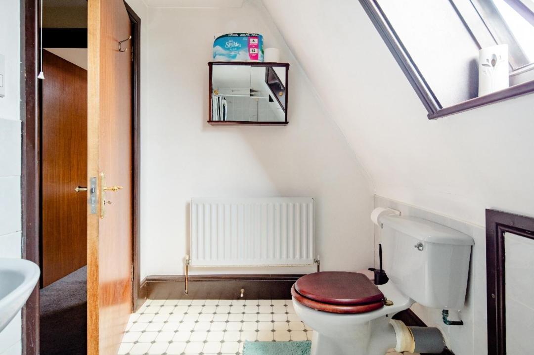 Spacious 2 Mins From Station Gasthof London