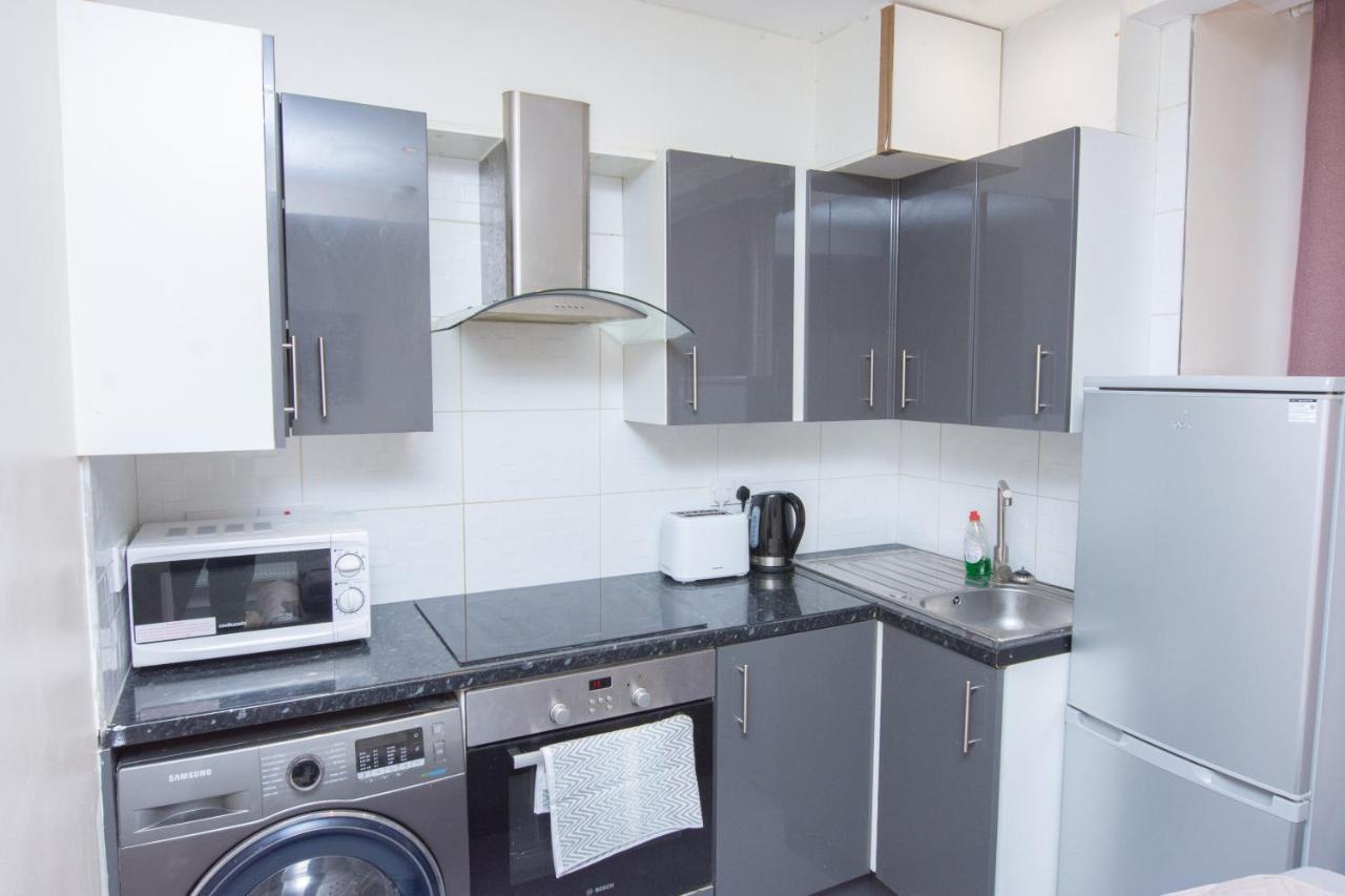 Evergreen Apartments-flat 7, * London
