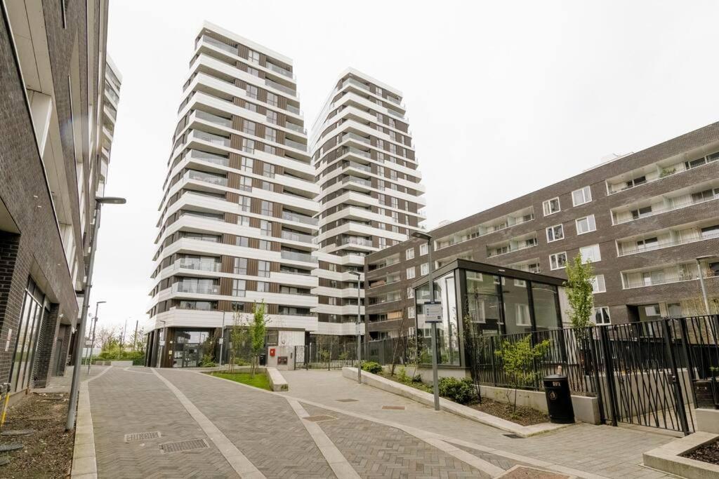 Lovely En-suite Flat With Balcony And Parking. * Londen